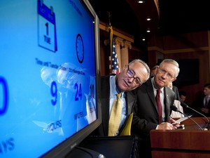Os senadores Harry Reid e Chuck Schumer falam em coletiva de imprensa em Washington nesta segunda (30) (Foto: Jim Watson/AFP)