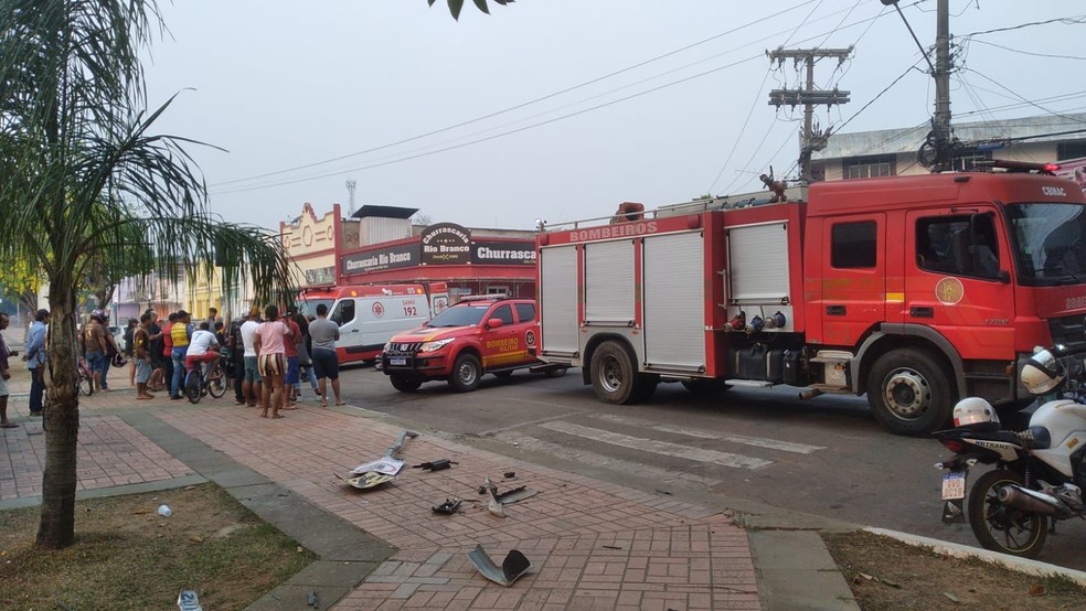 Condutor bateu em duas motocicletas e capotou quando passava pelo Calçadão da Gameleira  — Foto: Arinelson Morais/Arquivo pessoal