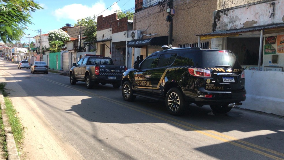 Polícia Federal cumpre mandados de busca e apreensão no bairro Mãe Luíza, em Natal — Foto: Ayrton Freire/Inter TV Cabugi