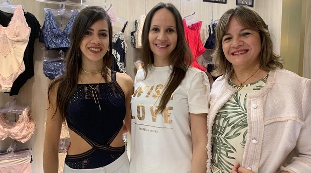 Andrieli Maria Barcelos Padilha, multifranqueada da Hope, com a irmã Camila e a mãe Sirlene (Foto: Divulgação)