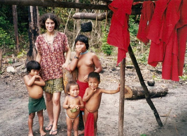 Juliana Rosalen com as crianças indígenas (Foto: Acervo pessoal)