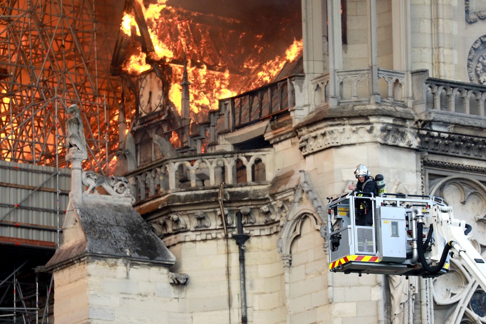 PARIS, FRANCE - APRIL 15: A firefighter is seen fighting the flames at Notre-Dame Cathedral April 15, 2019 in Paris, France. A fire broke out on Monday afternoon and quickly spread across the building, collapsing the spire. The cause is yet unknown but of (Foto: Getty Images)