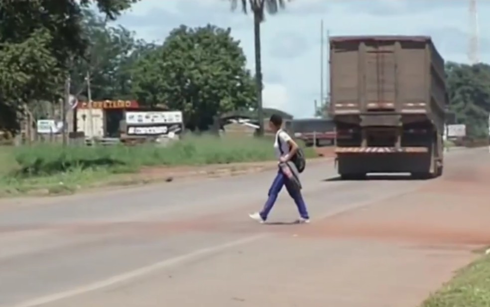 Pedestres se arriscam para atravessar a BR-153 em Santa Tereza de GoiÃ¡s (Foto: TV Anhanguera/ReproduÃ§Ã£o)
