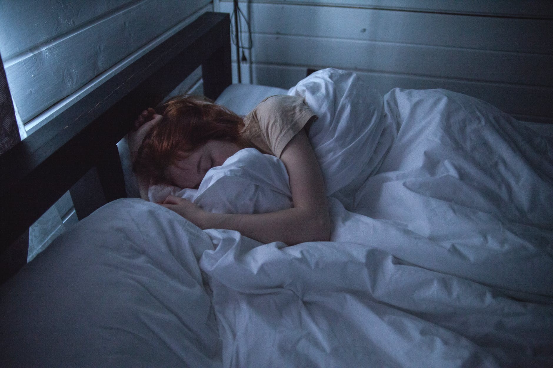 O cheiro da pessoa amada pode te ajudar a dormir melhor, dizem especialistas (Foto: Pexels)