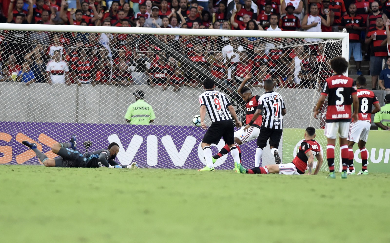 Deixa o Vaz jogar... Réver defende amigo e destaca: Ele treina faltas