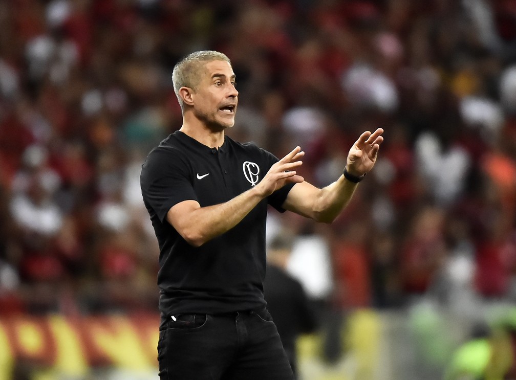 Sylvinho diz que armou time 