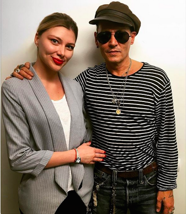 A foto polêmica do ator Johnny Depp com sua fã  (Foto: Instagram)