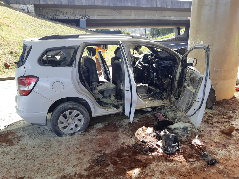 Carro fica destruído em acidente na saída do Aeroporto de Cumbica — Foto: Divulgação/PRF