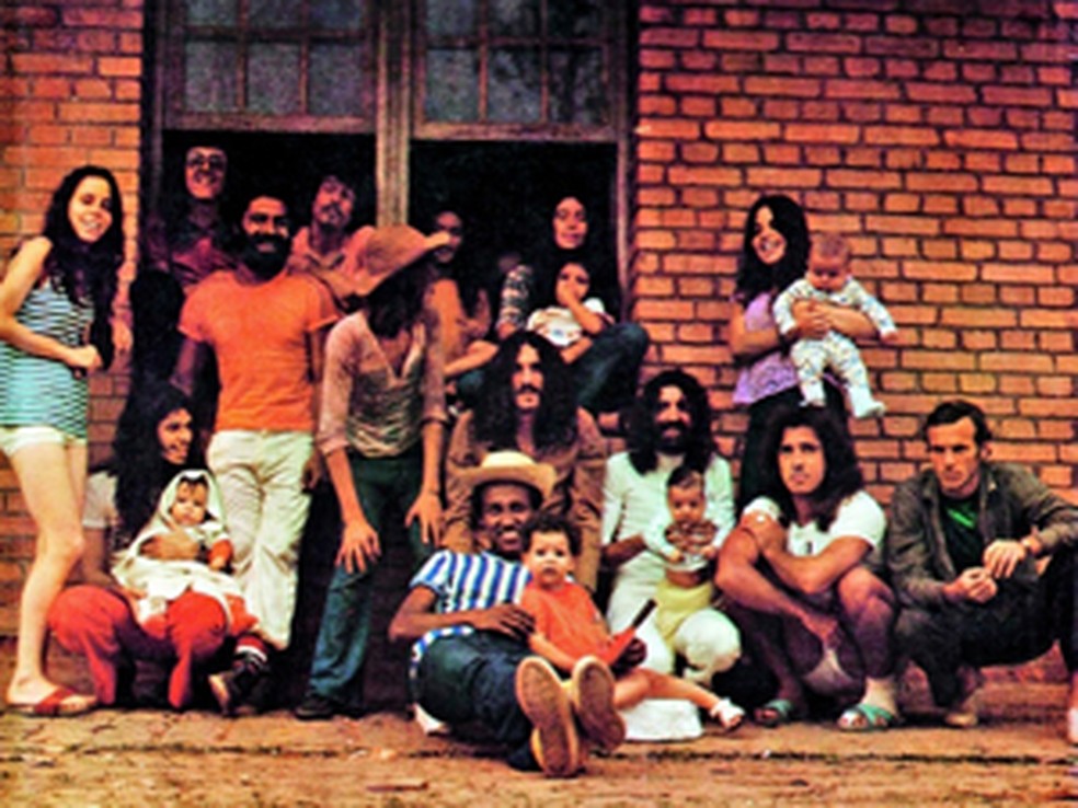 Novos Baianos e amigos em sítio no Rio de Janeiro, na década de 70 — Foto: Divulgação