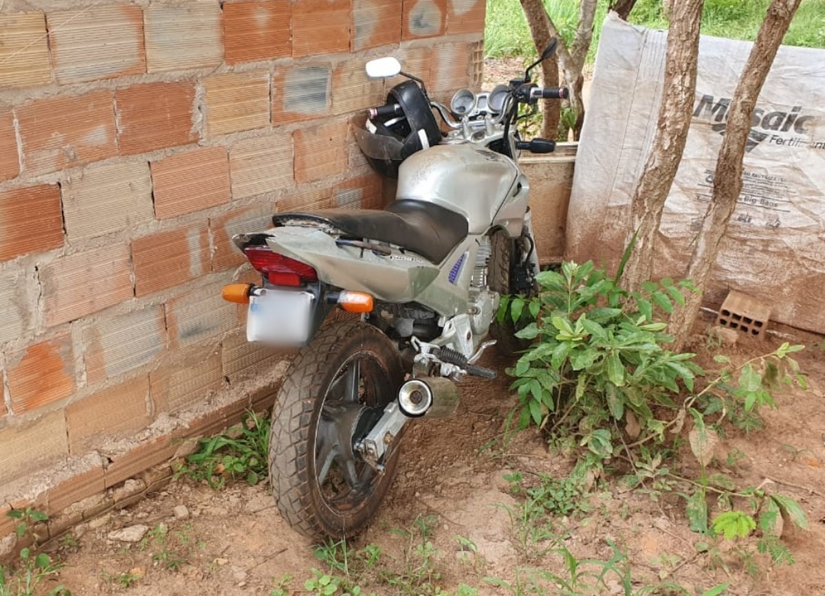 Homem é preso por furtar moto de pátio do Detran um dia após ser