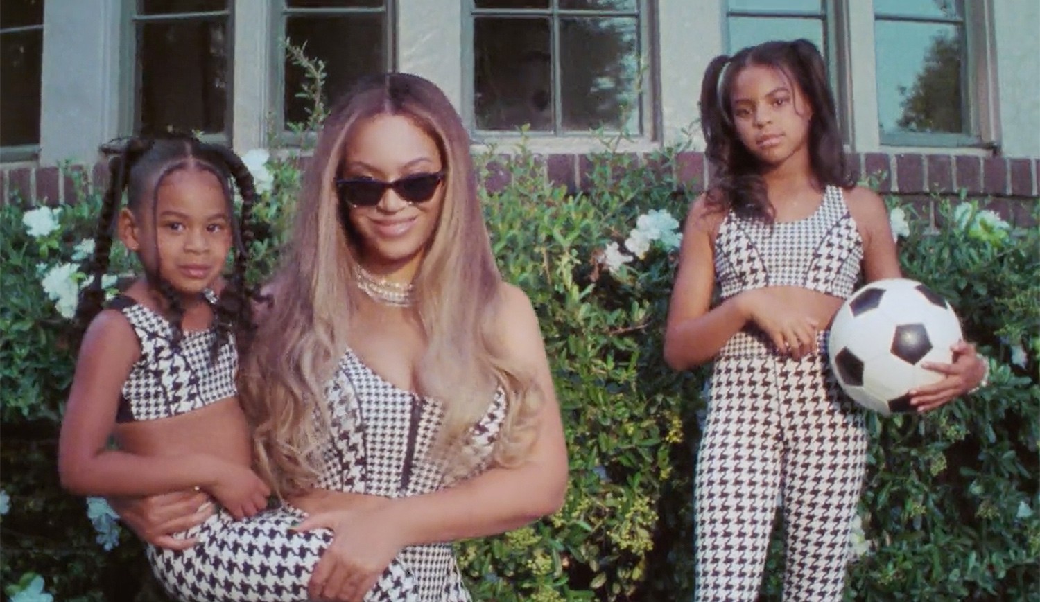 Beyoncé e as filhas em nova propaganda da colaboração IVY PARK X adidas (Foto: Reprodução Twitter)