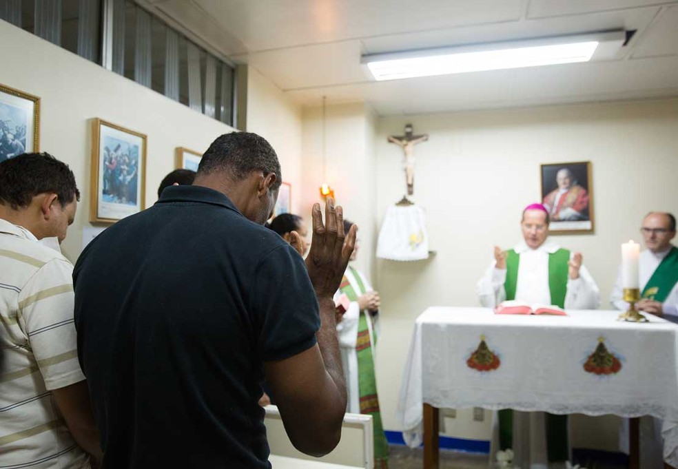Familiares de vítimas da tragédia de Janaúba e funcionários do Hospital João XXIII participam de missa. (Foto: Raphael Calixto/Arquidiocese de Belo Horizonte)