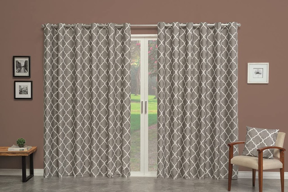 Destaque pela estampa, a cortina Argos, do Bordados Ricardo, é semi blackout, cortando apenas 60% da luz (Foto: Reprodução / Amazon)