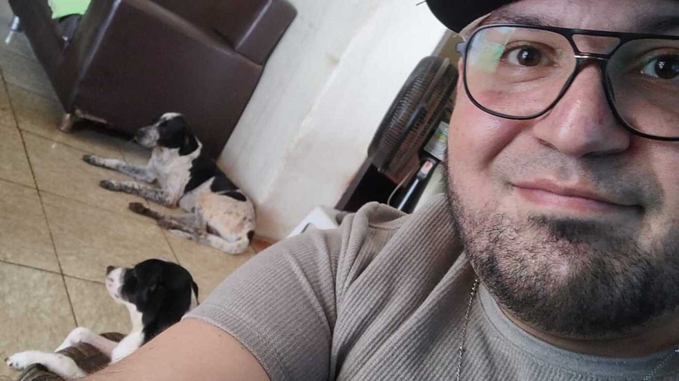 José com seus cachorros "gêmeos". — Foto: Reprodução/RedesSociais