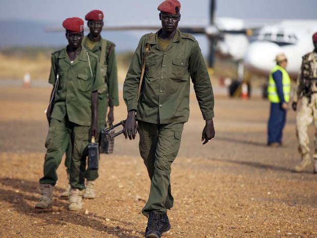 Integrantes do Exército de Libertação do Povo do Sudão chegaram ao aeroporto de Juba, na segunda-feira (28) (Foto: Albert Gonzalez Farran / AFP) Integrantes do Exército de Libertação do Povo do Sudão chegaram ao aeroporto de Juba, na segunda-feira (28) (Foto: Albert Gonzalez Farran / AFP)