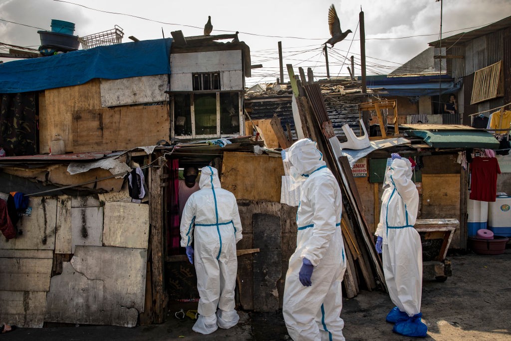 O governo das Filipinas colocou médicos nas áreas mias pobres de Manila para tentar conter o coronavírus (Foto: Getty Images)