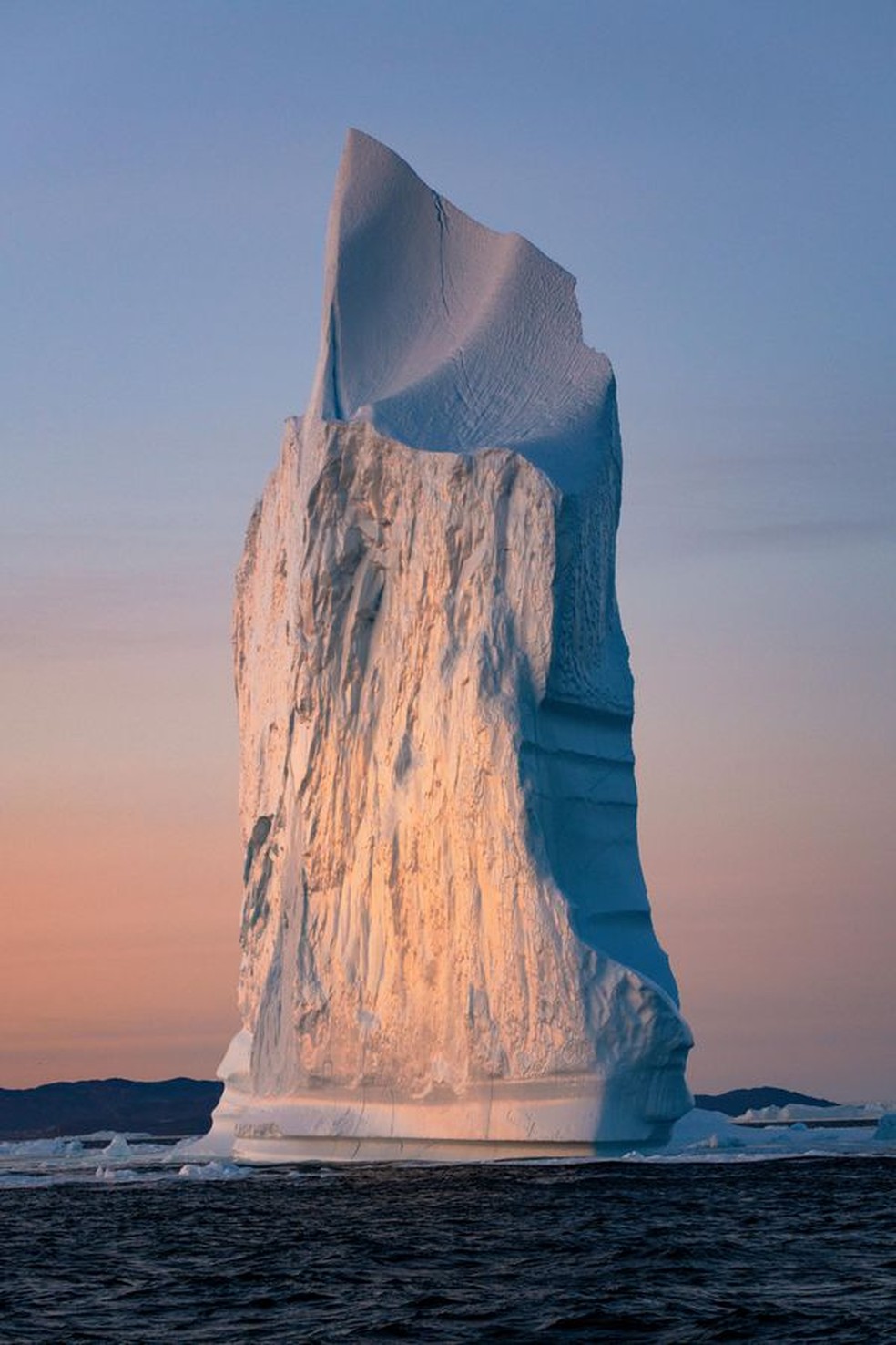 Viagem: Iceberg durante o entardecer na Baía de Disko, na Groenlândia, foi a vencedora na categoria — Foto: Natnattcha Chaturapitamorn via Smithsonian Mag