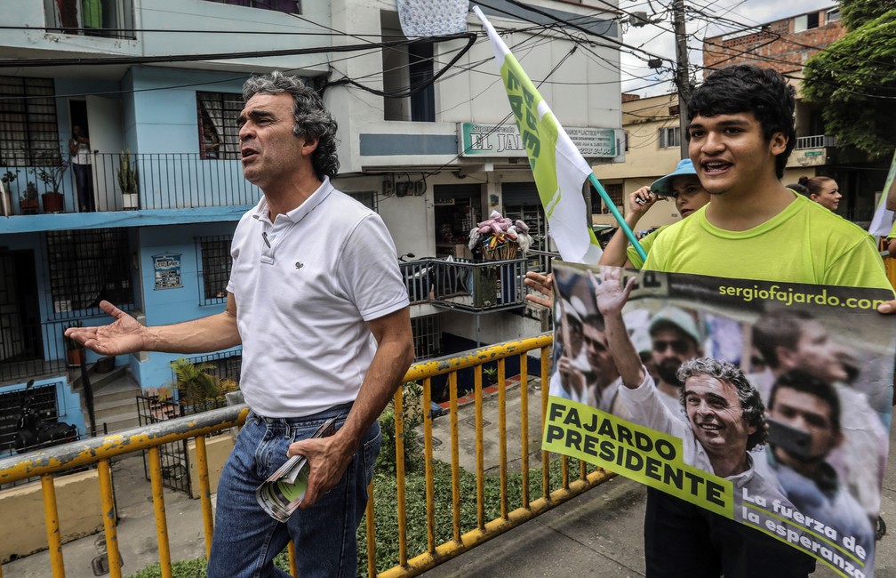 Sergio Fajardo faz campanha em Medellín (Foto: Joaquin Sarmiento/AFP)