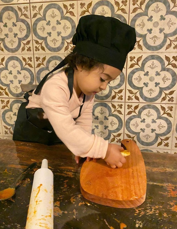  Bella, de 2 anos, tem dia de pizzaiola em restaurante do interior de SP (Foto: Divulgação)