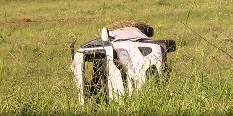 Capotamento de veículo deixou duas pessoas feridas em estrada vicinal de Regente Feijó (SP) — Foto: TV Fronteira/Reprodução