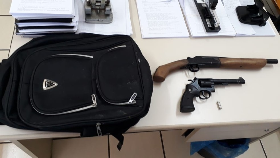 Armas do suspeito foram apreendidas pela PolÃ­cia Civil de SÃ£o Roque â?? Foto: PolÃ­cia Civil/DivulgaÃ§Ã£o