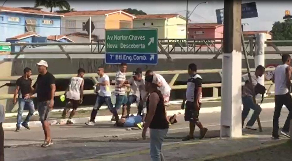 Integrantes de torcidas organizadas de ABC e América-RN brigam próximo à Arena das Dunas (Foto: Reprodução)