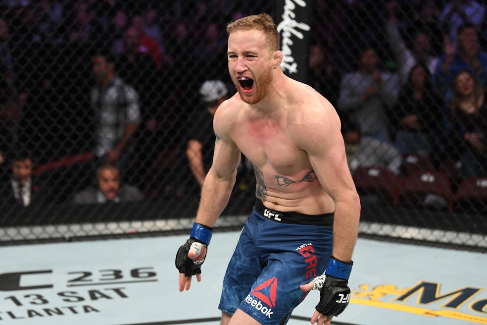 Justin Gaethje festeja a vitória por nocaute sobre Edson Barboza noUFC Filadélfia — Foto: Getty Images