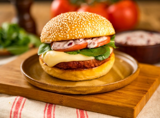 O hambúrguer vegano leva maionese de azeitonas, rúcula, queijo e tomate (Foto: Divulgação / Veg & Tal)