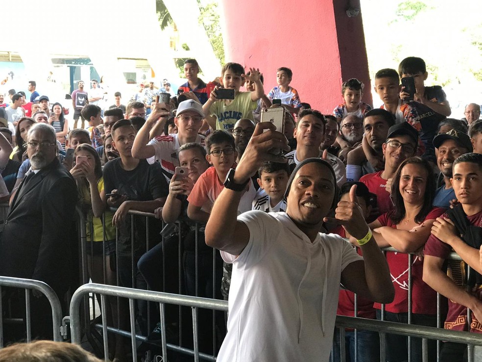 Sósia de Ronaldinho Gaúcho tira fotos com torcedores — Foto: Alexandre Lozetti