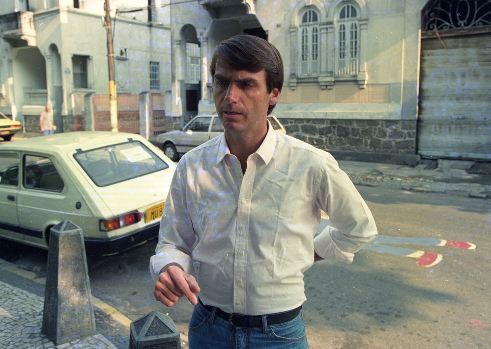 O deputado federal Jair Bolsonaro durante entrevista em 1994 — Foto: André Durão/Agência O GLOBO