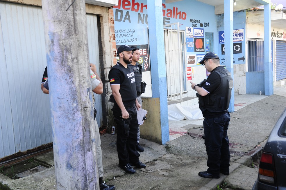 Cinco pessoas foram mortas dentro de bar no bairro Mario Quintana, em Porto Alegre (Foto: Ronaldo Bernardi/Agência RBS)
