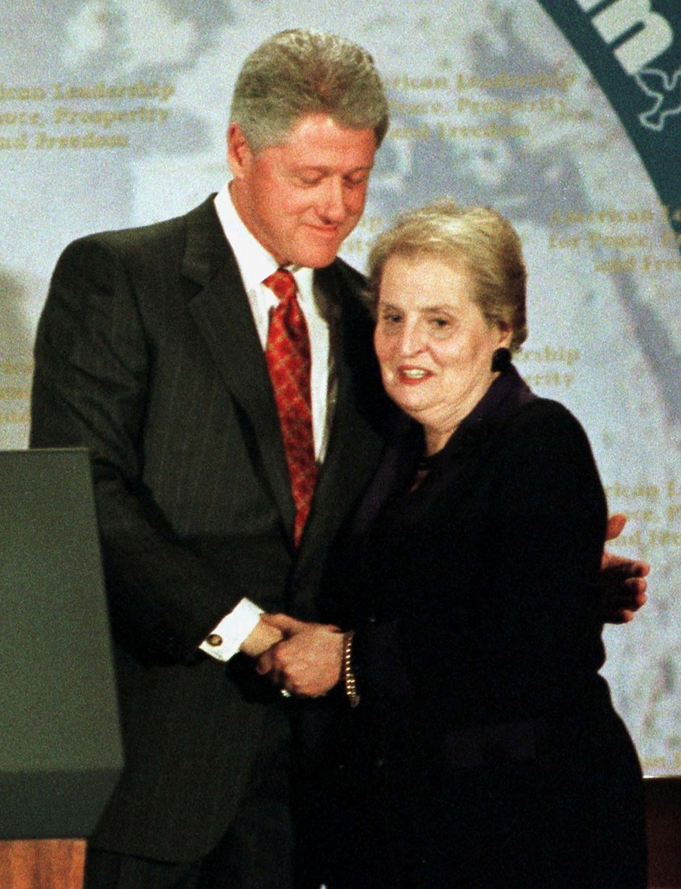 Bill Clinton, ent&atilde;o presidente dos EUA, abra&ccedil;a Madeline Albright, ent&atilde;o secret&aacute;ria de Estado americana em foto de arquivo &mdash; Foto: Reuters/Arquivo