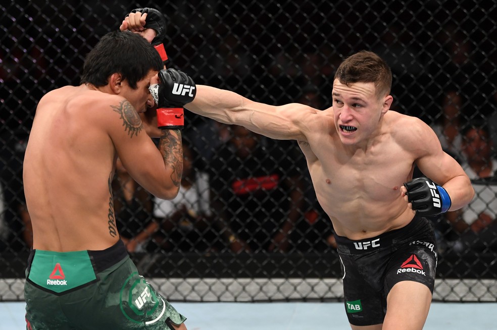Kai Kara-France golpeia Elias Garcia em sua vitória no UFC Adelaide — Foto: Getty Images