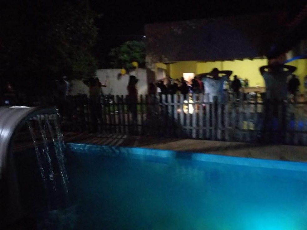 Denúncia apontava som alto e presença de menores de idade — Foto: PMMT