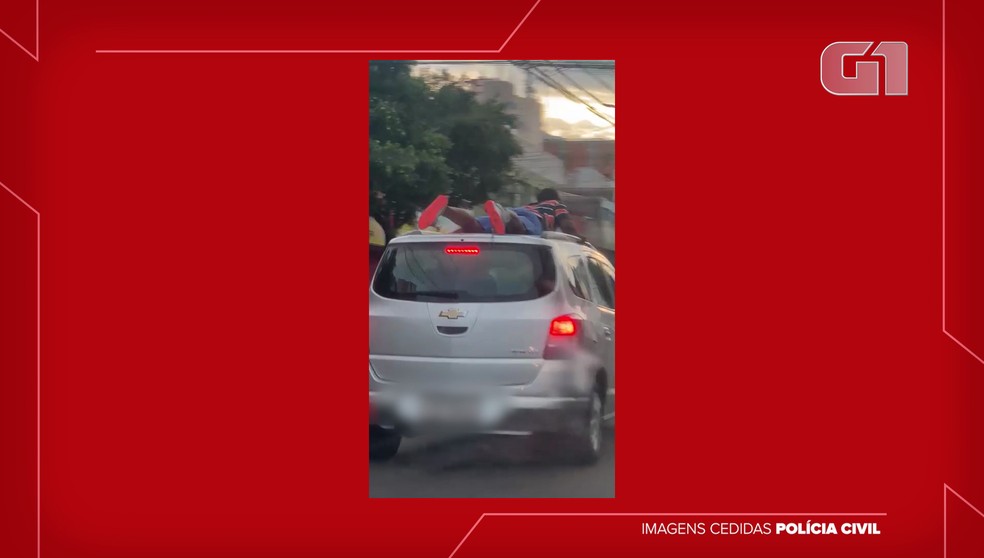 Homem viajou no teto de carro por uma das principais avenidas de Presidente Prudente — Foto: Reprodução