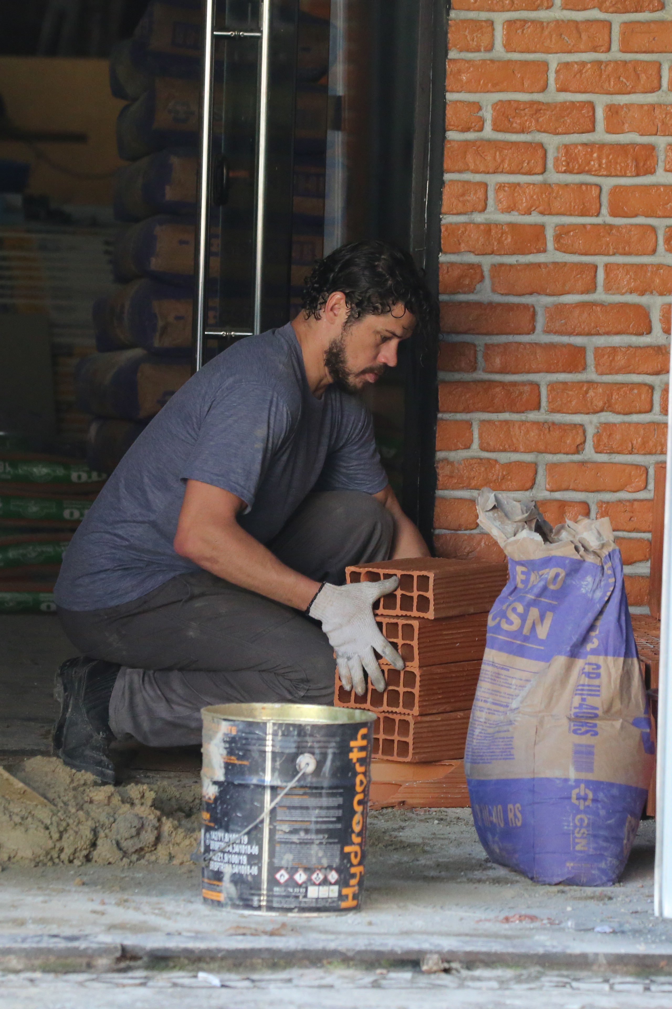 José Loreto trabalha em obra de restaurante (Foto: Dilson Silva/AgNews)