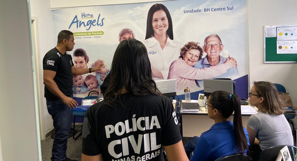 Policiais civis cumprem mandados de busca e apreensão na empresa Home Angels BH Centro-Sul — Foto: Polícia Civil/Divulgação