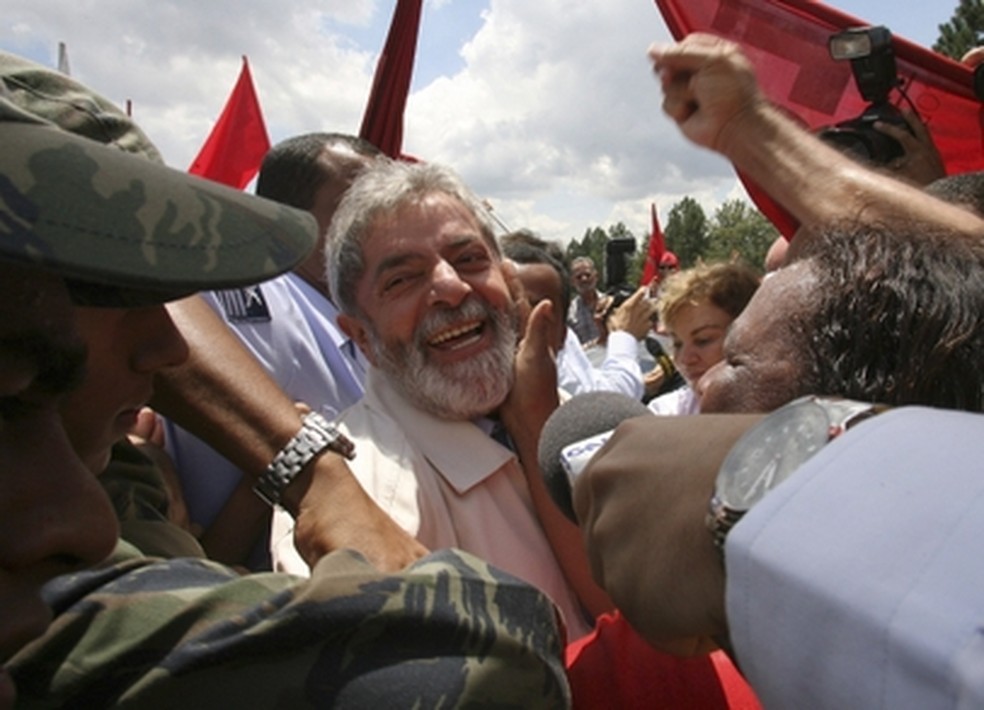 Lula comemora reelei��o em meio ao povo � Foto: Jamil Bittar