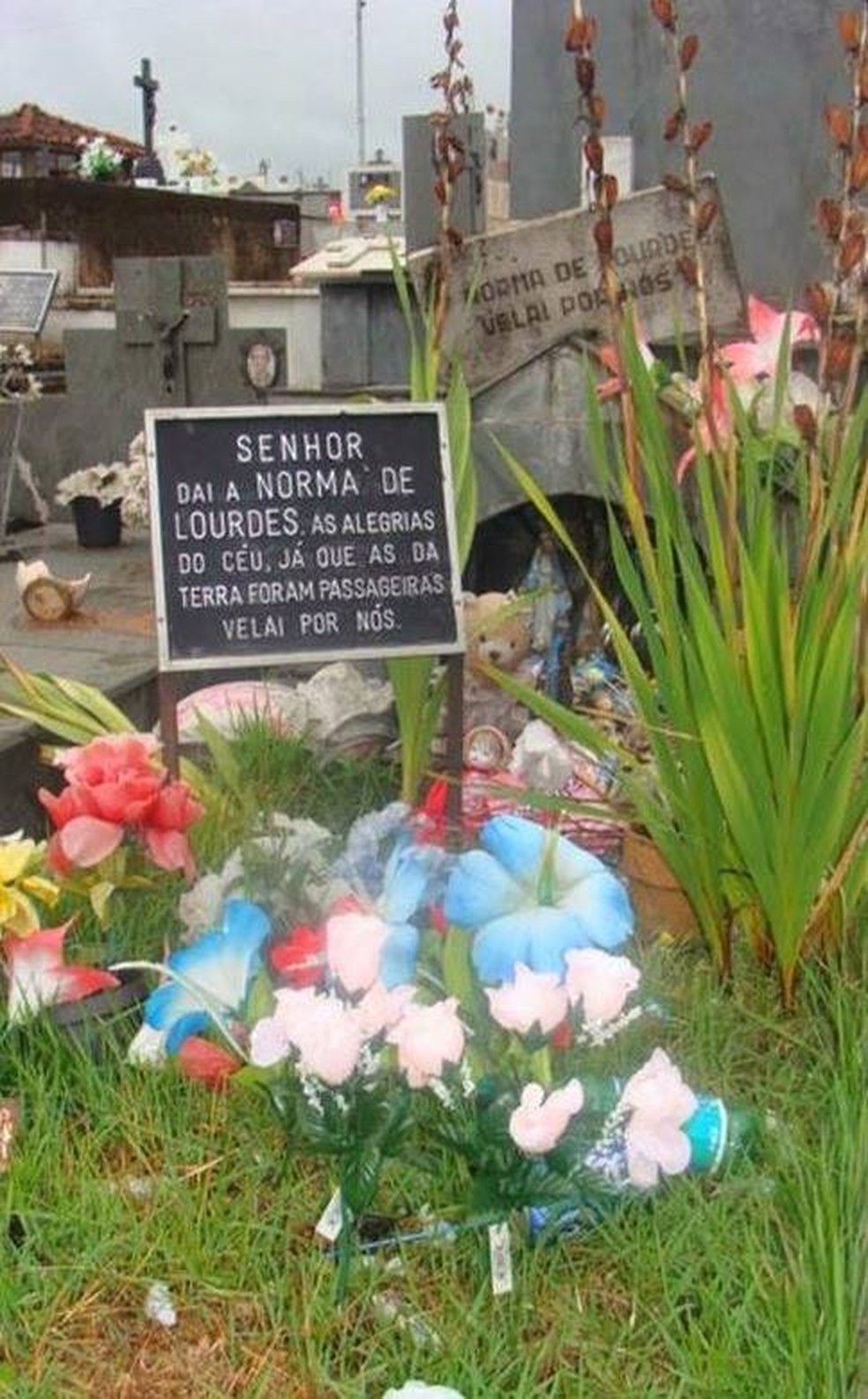 TÃºmulo de Norminha Rodrigues Ã© um dos mais visitados na cidade â Foto: Acervo Pessoal/JoÃ£o Carlos VespÃºcio