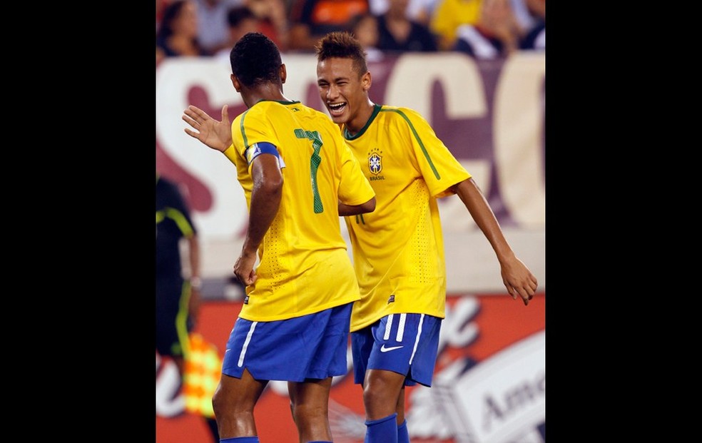 Neymar cumprimenta Robinho no primeiro jogo da SeleÃ§Ã£o apÃ³s a Copa da Ãfrica do Sul: craque esteve presente em 2014 e 2018. (Foto: Reuters)