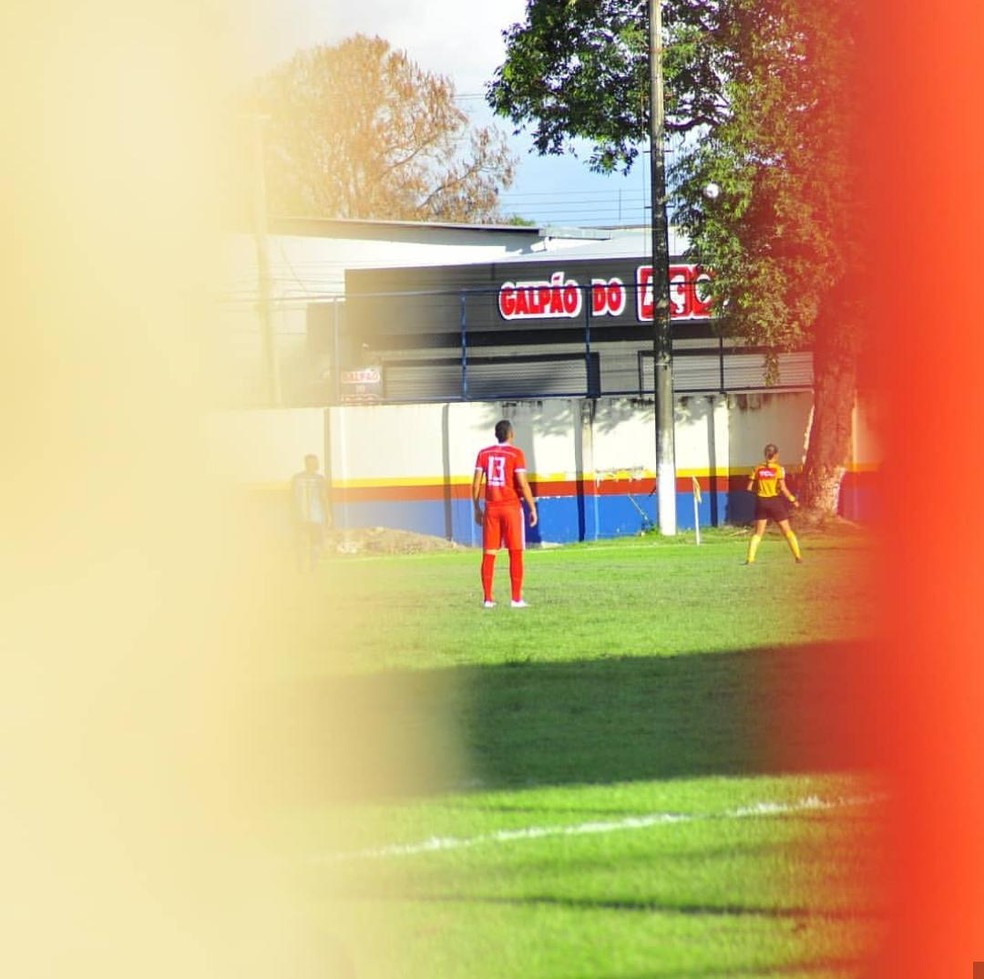 Hélio Garcias fotografou São Raimundo x Rio Branco pela brecha do portão do estádio Ribeirão — Foto: Hélio Garcias
