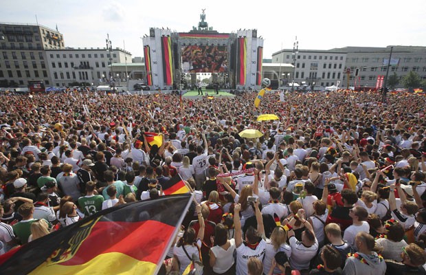 Alemães aguardam a chegada dos jogadores da seleção nacional de futebol em Berlim nesta terça-feira (15), após a conquista da Copa do Mundo (Foto: Thomas Peter/Reuters)