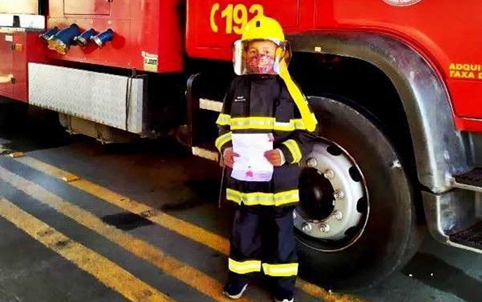 Menino de 6 anos se candidata à vaga e entrega "currículo" para o Corpo de Bombeiros em MG: 'caso vocês precisem' — Foto: Corpo de Bombeiros
