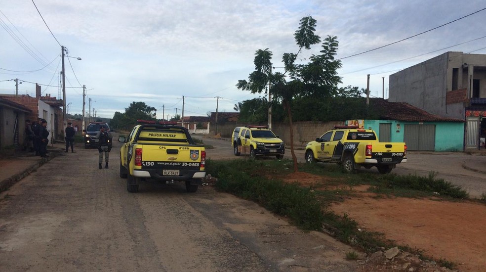 Equipes cumpriram mandado de prisão em São José da Laje contra jovem suspeita de torturar vitima em Rio Largo, Alagoas — Foto: Divulgação/8ºBPM