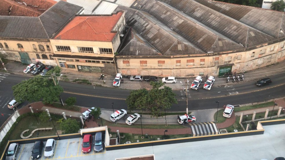 Polícia Militar fez cerco em prédio onde homem foi preso por atirar na sacada — Foto: Arquivo pessoal