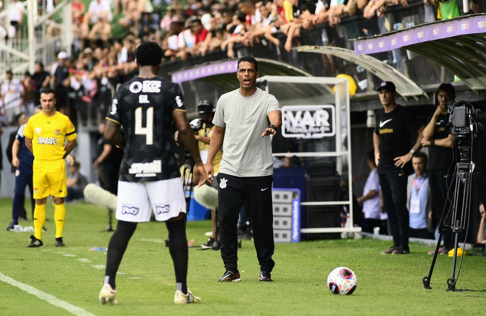 Fernando Lázaro orienta o Corinthians na derrota para o Bragantino — Foto: Marcos Ribolli