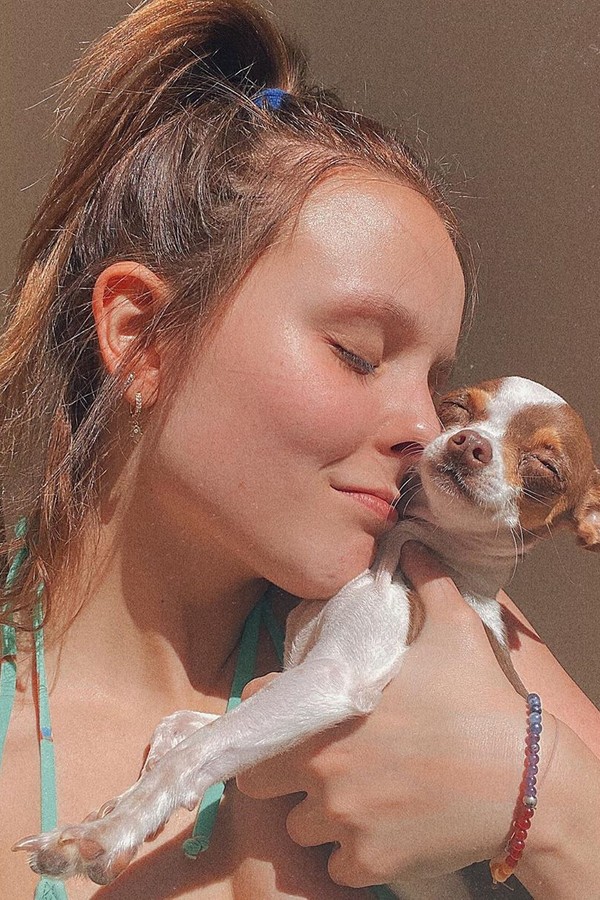 Larissa Manoela com a cachorra Minnie (Foto: reprodução/instagram)