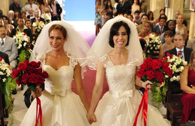 A inseparáveis Fátima (Fernanda Torres) e Sueli (Andrea Beltrão) oficializaram a relação tumultuada com Armane (Vladimir Brichta) e Jorge (Fábio Assunção) num casamento duplo (Foto: TV Globo)