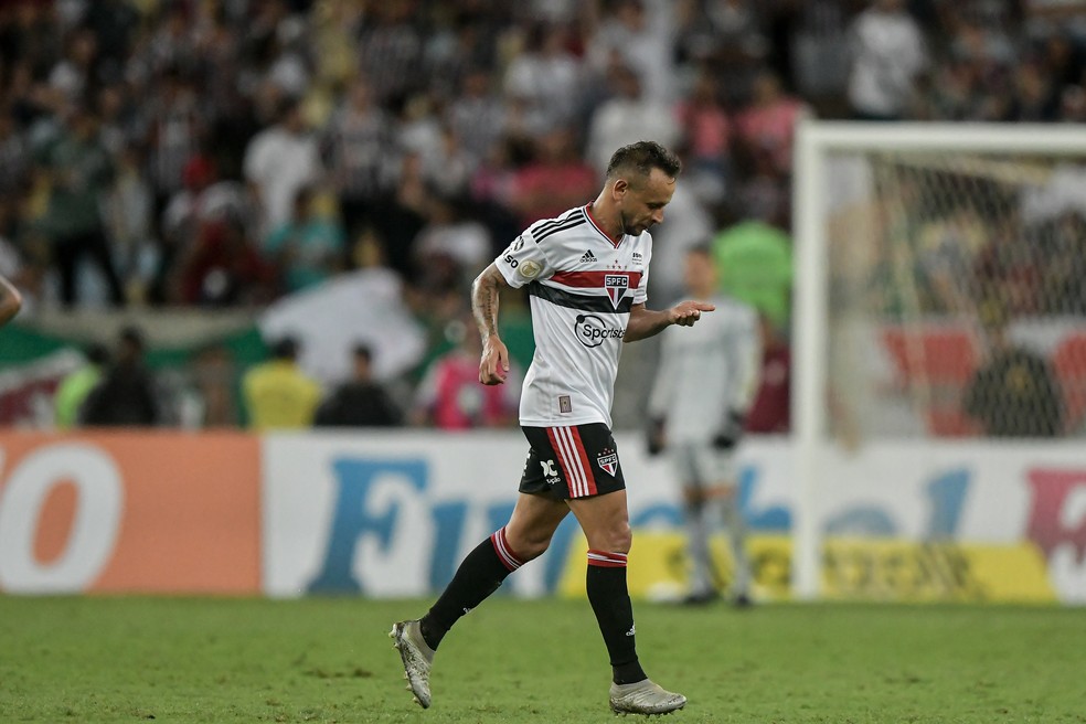 Rafinha deixa o campo após expulsão em Fluminense x São Paulo — Foto: Thiago Ribeiro/AGIF