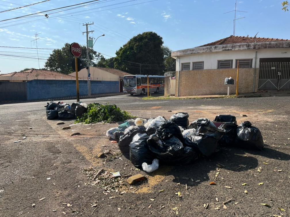 Sacos de lixo se acumulam nas ruas de Bauru  — Foto: Gabriel Pelosi/ TV TEM 